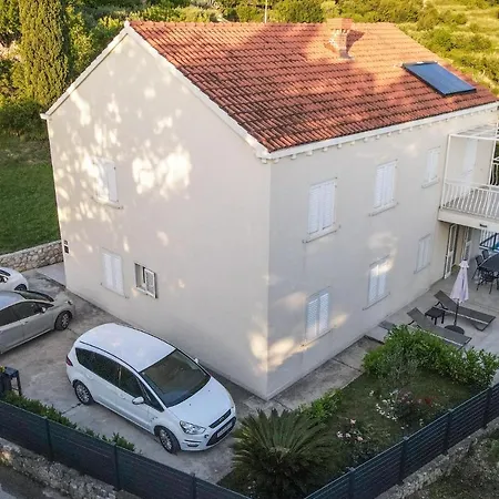 Сasa de vacaciones Nice In With Outdoor Swimming Pool And 3 Bedrooms