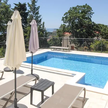 Nice In With Outdoor Swimming Pool And 3 Bedrooms Holiday home *